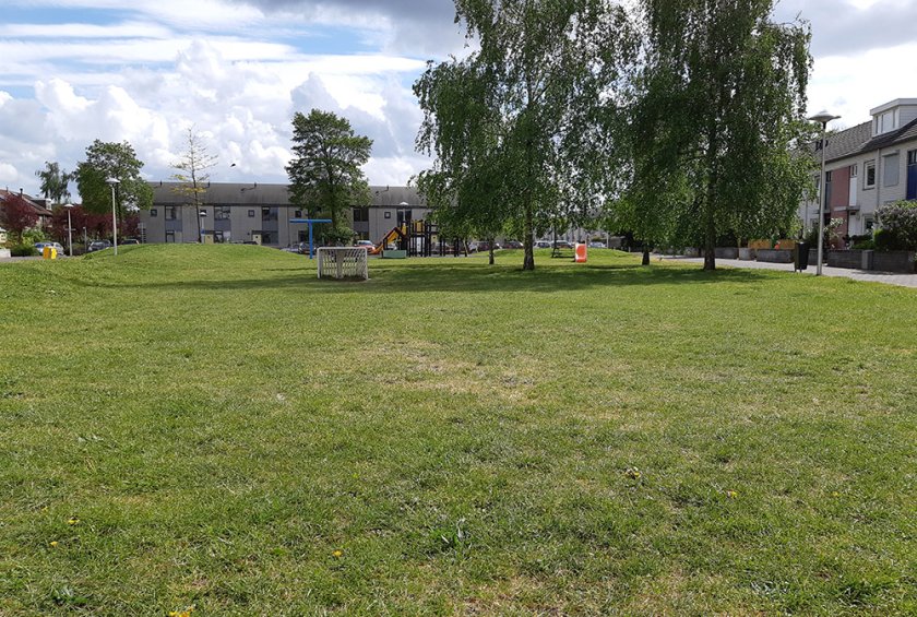 Een speelveldje met gras geeft een beter verkoelend effect dan een betegeld schoolplein Een speelveldje met gras geeft een beter verkoelend effect dan een betegeld schoolplein