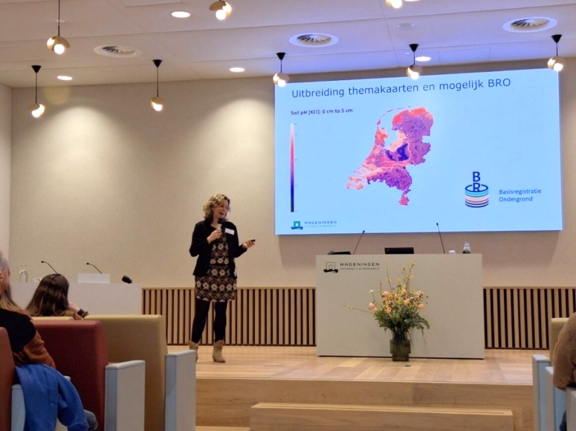 Dorothée van Tol tijdens het symposium. Foto door Nanny Heidema
