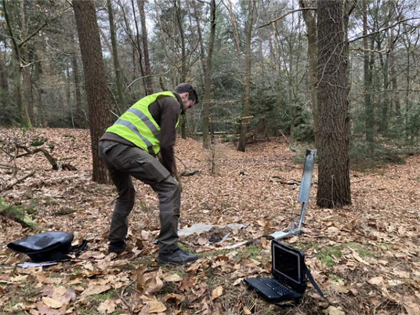Grondboring door medewerker Gijs Eijgenraam van WENR voor een bodemprofielbeschrijving in aanvulling op de humusprofielbeschrijving. Grondboring door medewerker Gijs Eijgenraam van WENR voor een bodemprofielbeschrijving in aanvulling op de humusprofielbeschrijving.