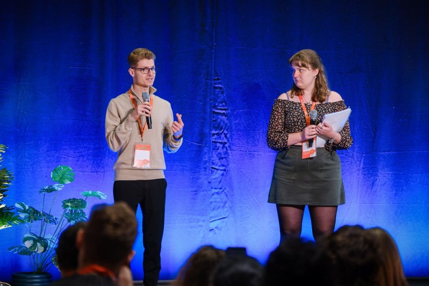 Students in the spotlight give their one-minute pitch Students in the spotlight give their one-minute pitch