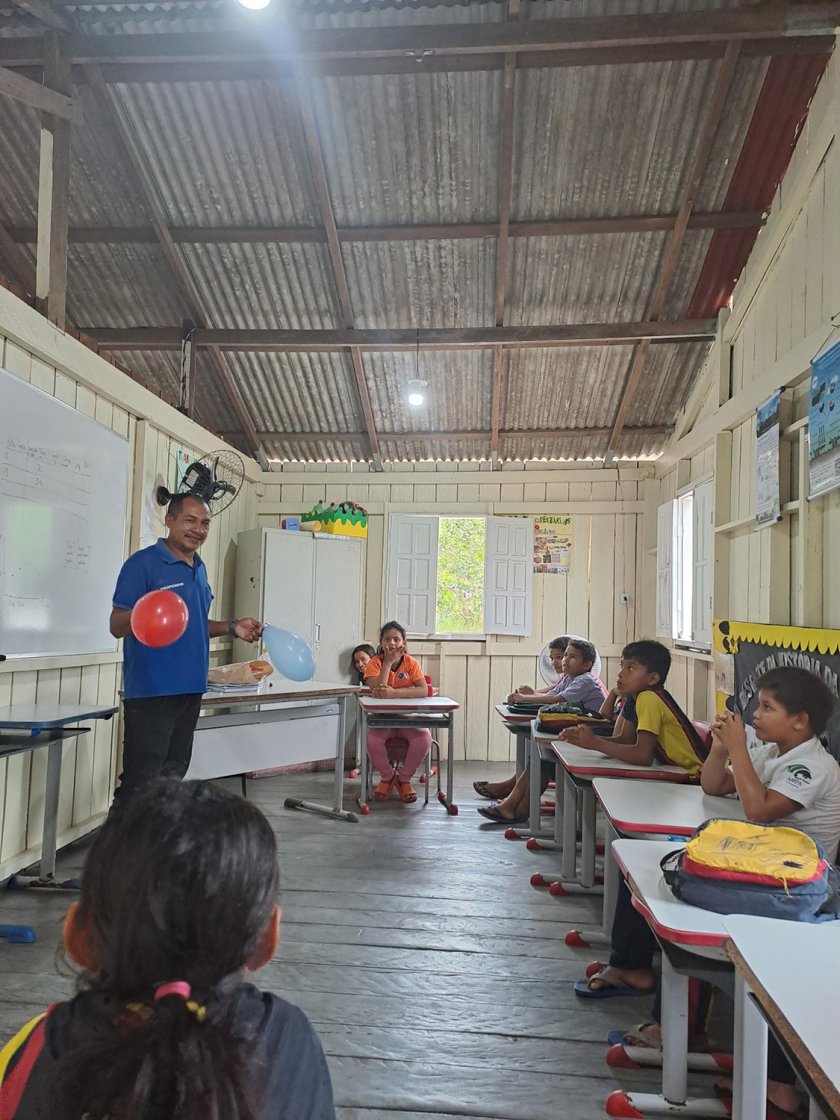 The schoolteacher explains the movement of air by playing with two balloons. All the experiments to learn about the unseen properties of air are based on simple and accessible material. The schoolteacher explains the movement of air by playing with two balloons. All the experiments to learn about the unseen properties of air are based on simple and accessible material.