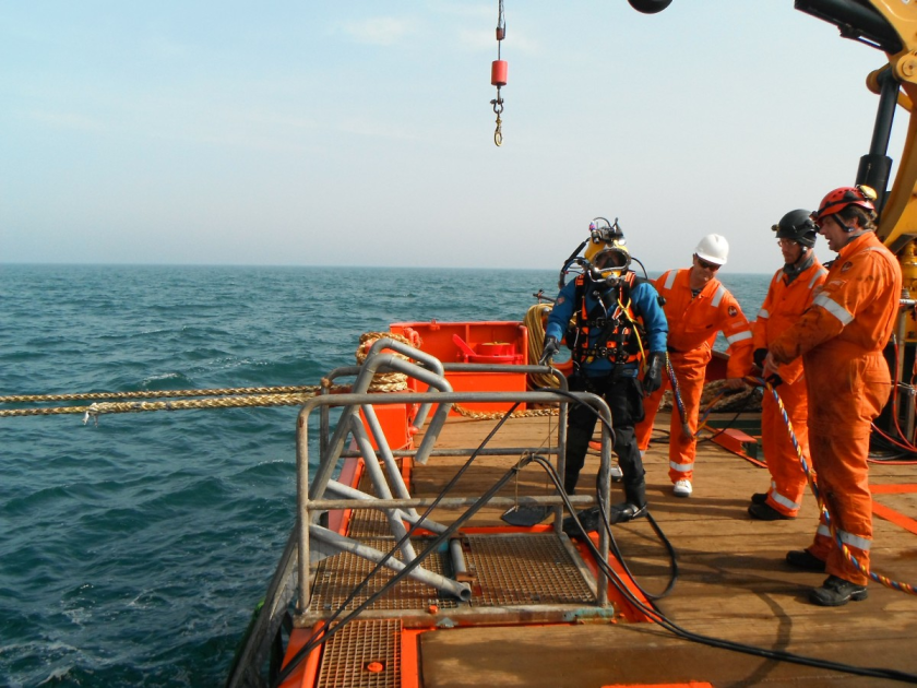 IMARES diver supported by a commercial dive crew (photo by ENGIE) IMARES diver supported by a commercial dive crew (photo by ENGIE)
