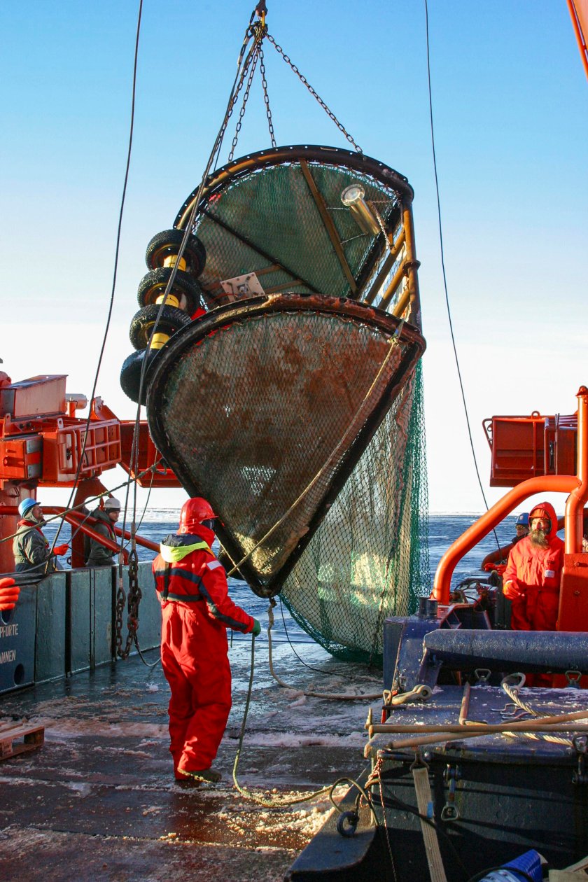 The first deployment of SUIT during an expedition in the Southern Ocean aboard RV Polarstern in 2004 (© Jan Andries van Franeker). The first deployment of SUIT during an expedition in the Southern Ocean aboard RV Polarstern in 2004 (© Jan Andries van Franeker).