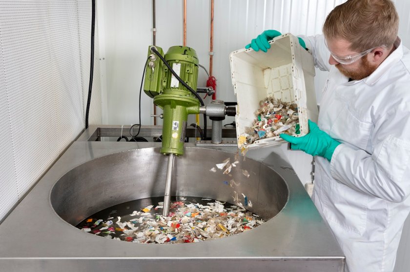 Cleaning plastic flakes in recycling lab Wageningen Cleaning plastic flakes in recycling lab Wageningen